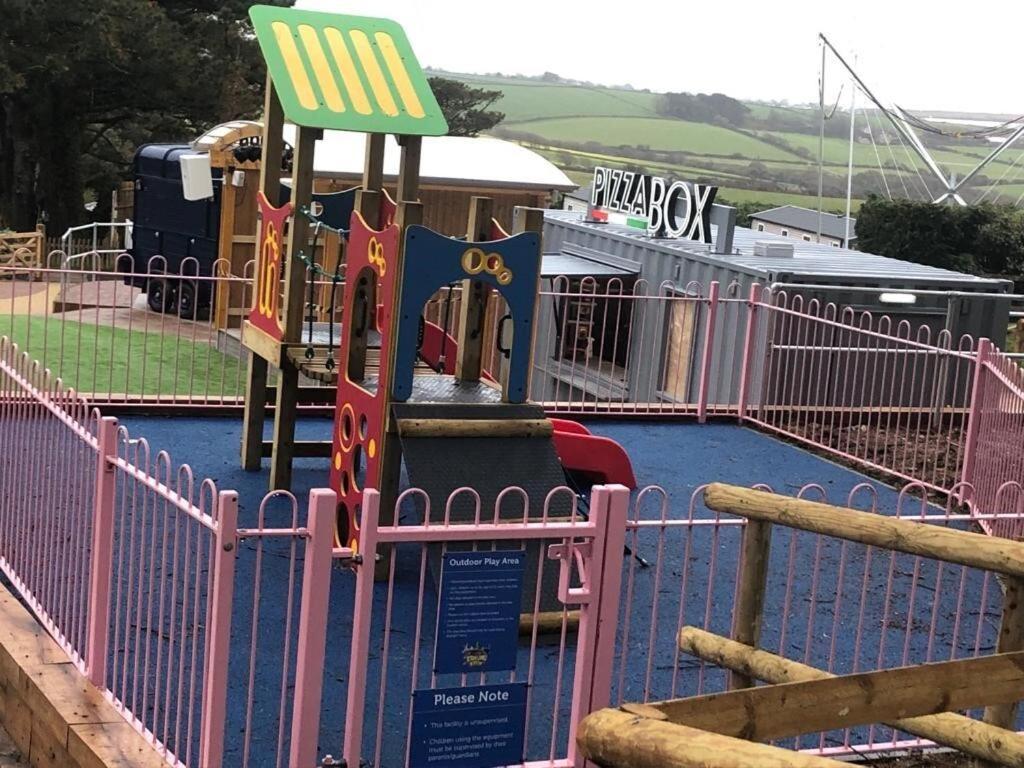 Exclusive 3 Bedroom Caravan, Sleeps 8 People At Parkdean Newquay Holiday Park, Cornwall, Uk Екстер'єр фото